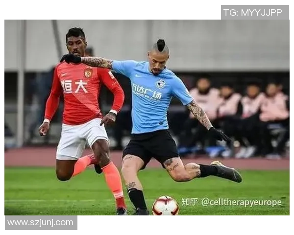 《从草根到巨星：足球传奇人物背后的成长故事与奋斗历程》