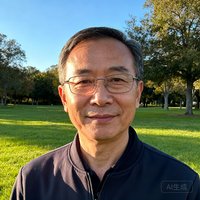初三学员家长王先生头像照片，一位戴眼镜的中年男性，在户外自然光下拍摄。